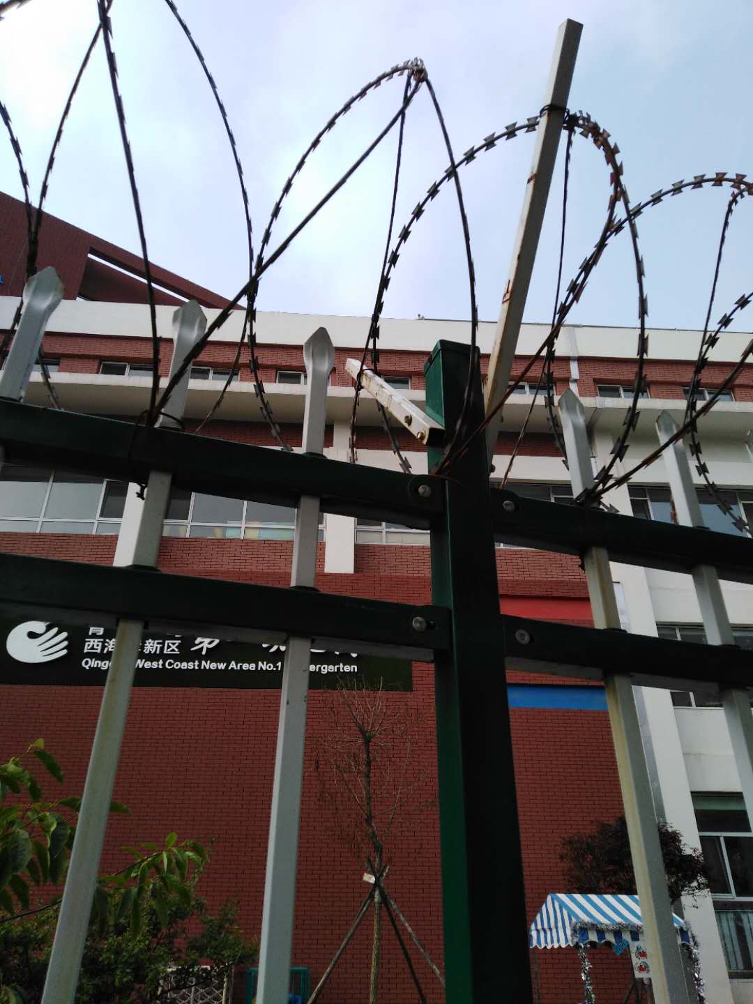 山東黃島港頭臧小學(xué)，鋅鋼護欄施工施工效果圖。